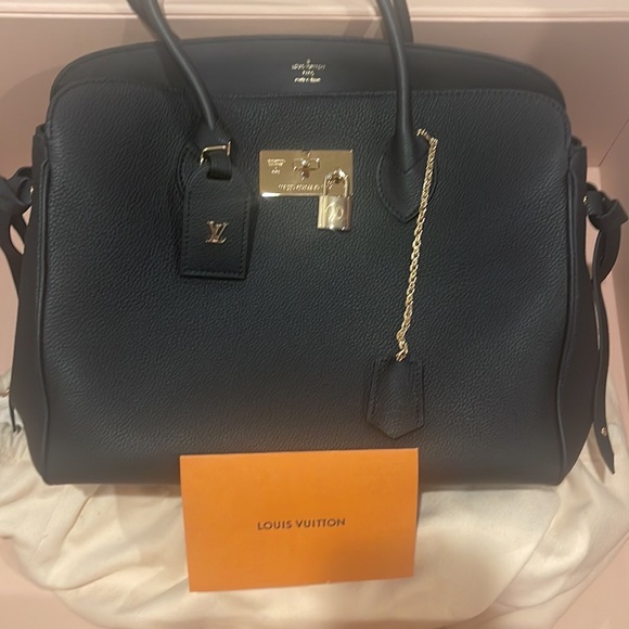 Selling a brand new Louis Vuitton Milla MM Black bag. - Picture 5 of 6